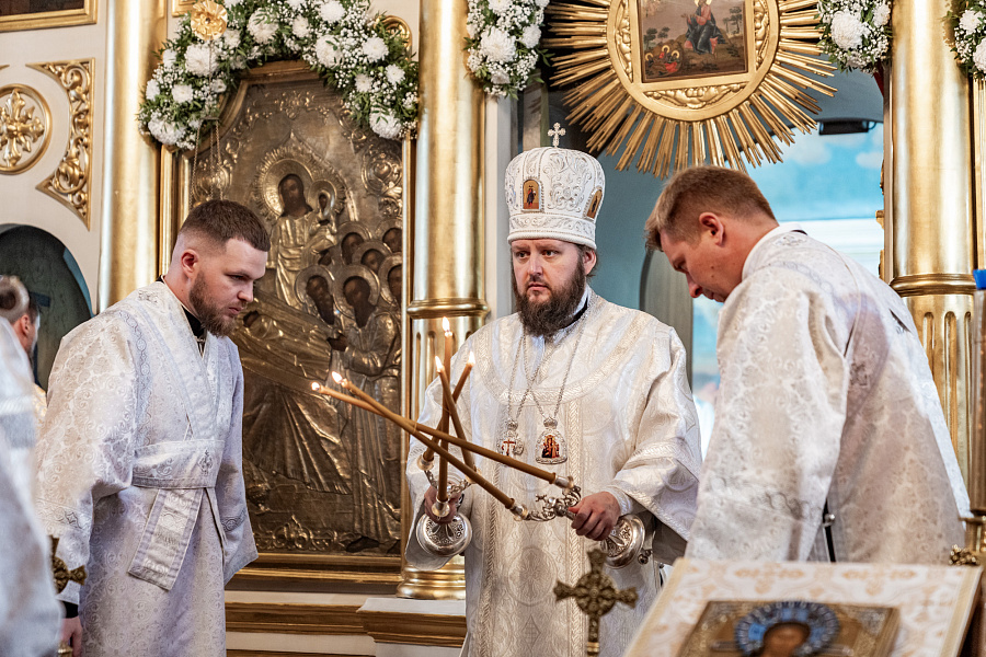 Архиерейское богослужение в Димитриевскую родительскую субботу в Успенском храме села Жилино г.о. Люберцы